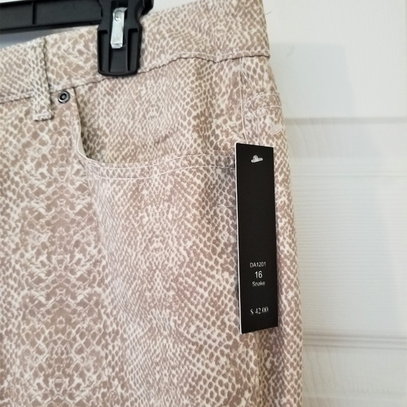 DASH Cropped Jeans NWT 16 Multi-Colored Reptile - Picture 4 of 6